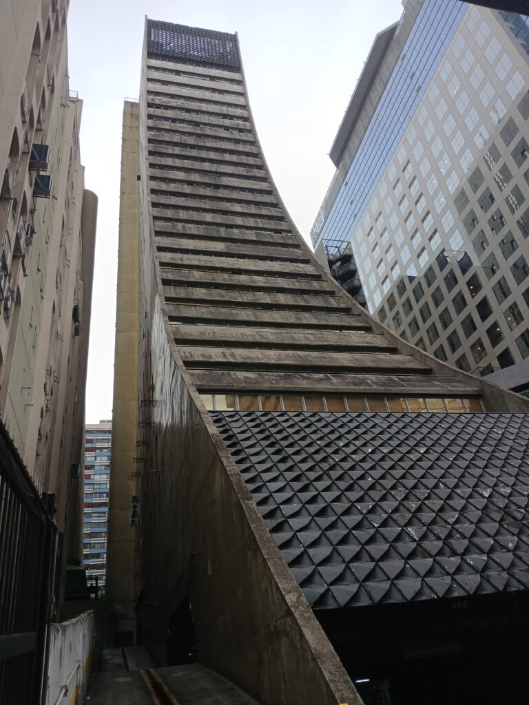 Vista de trás do mesmo prédio, mas um pouco na lateral. A foto anterior dá a entender que o prédio se afunila na largura, mas essa foto mostra que não, que ele tem a mesma largura em toda a extensão.